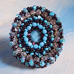 Bague Na&iuml;ade brod&eacute;e avec un cabochon facett&eacute; Turquoise, chatons, toupies en Cristal de Swarovski, rocailles sur une bague de couleur Bronze et sur du cuir vachette Camel 